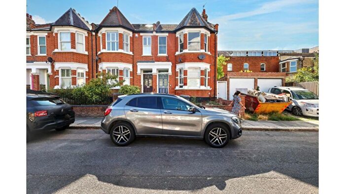 2 Bedroom Flat For Sale In First Floor Flat, Lytton Road, New Barnet, Barnet, Hertfordshire, EN5