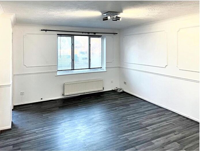 3 Bedroom Terraced House To Rent In Kelvin Gardens, Croydon, CR0