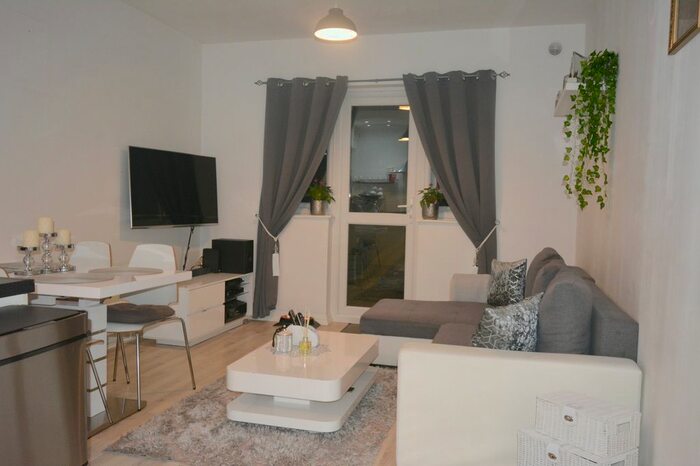 2 Bedroom Flat To Rent In Bradley Gardens, London, W13