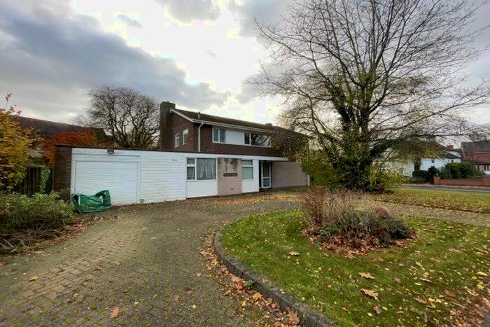 4 Bedroom Detached House To Rent In Church Road, Burton-On-Trent DE13