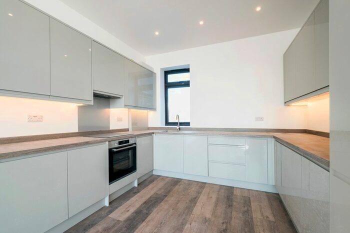 3 Bedroom Flat To Rent In Alexandra Road, London, SW19