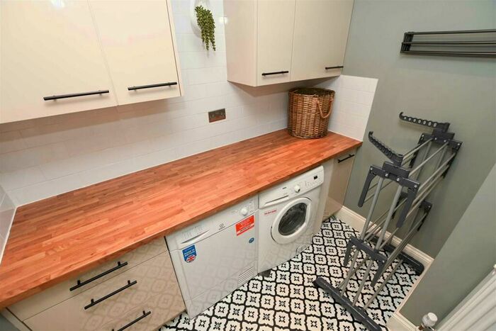 3 Bedroom Semi-Detached House For Sale In Wellsford Avenue, Solihull, B92
