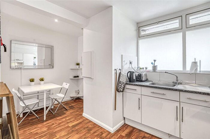 3 Bedroom Flat To Rent In Cottage Grove, London, SW9