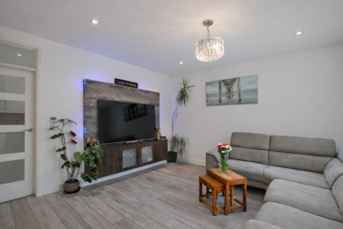 2 Bedroom Terraced House For Sale In Oakdale Road, Watford, WD19