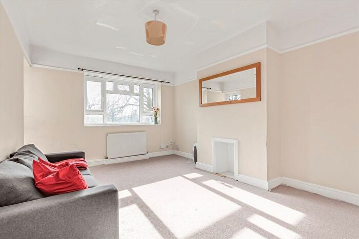 3 Bedroom Flat To Rent In Broomhouse Lane, London, SW6