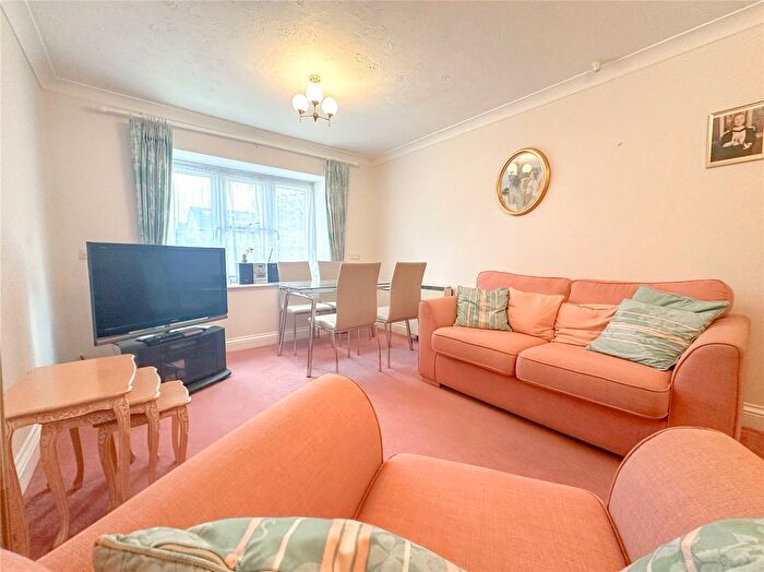 2 Bedroom Flat For Sale In Yew Tree Court, Barnet Lane, Elstree, Borehamwood, WD6
