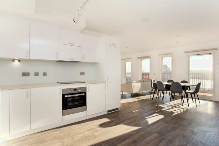 3 Bedroom Apartment To Rent In Pontoon Dock London, E16