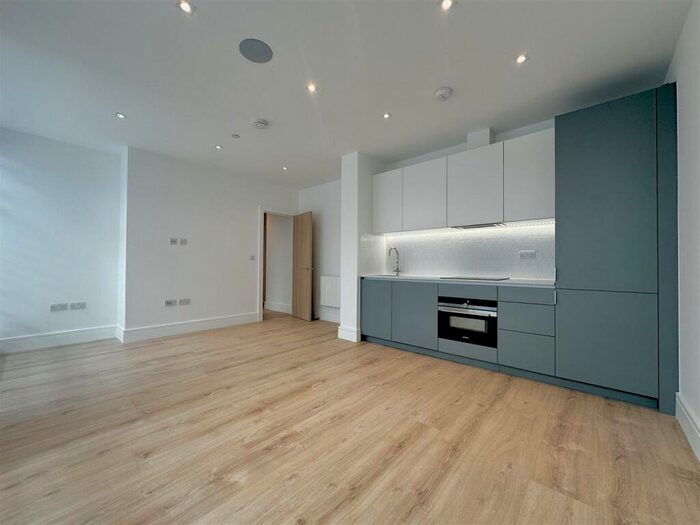 1 Bedroom Apartment To Rent In Pycroft Road, Chertsey, KT16