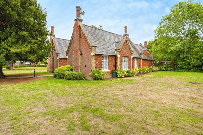 2 Bedroom Character Property For Sale In Hedges Way, Aylesbury, HP20