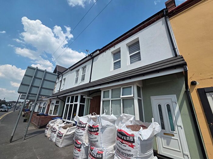 Studio To Rent In Cinder Bank, Netherton, DY2