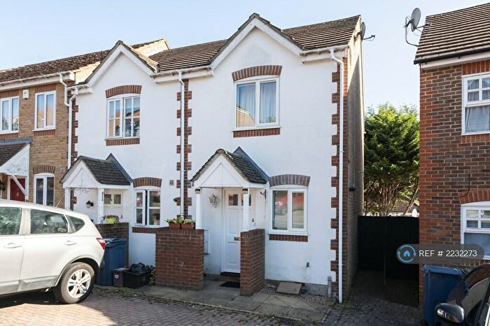 2 Bedroom End Of Terrace House To Rent In Wheelers Park, High Wycombe, HP13