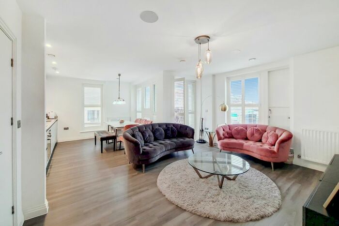 2 Bedroom Flat To Rent In Quayle Crescent, London, N20