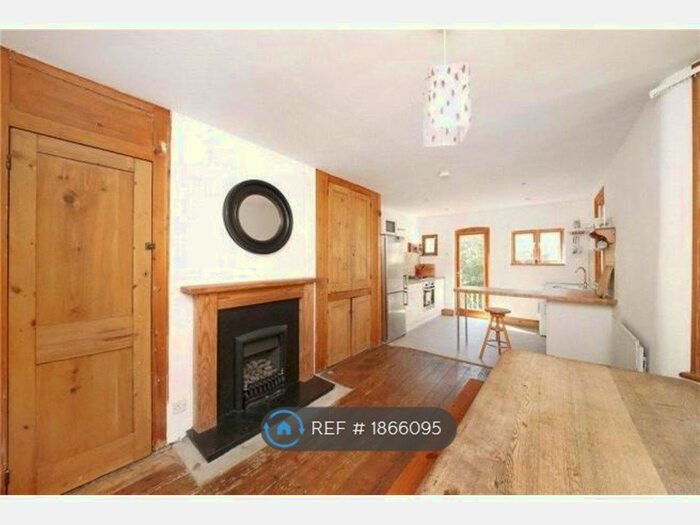 3 Bedroom Flat To Rent In Hubert Grove, London, SW9