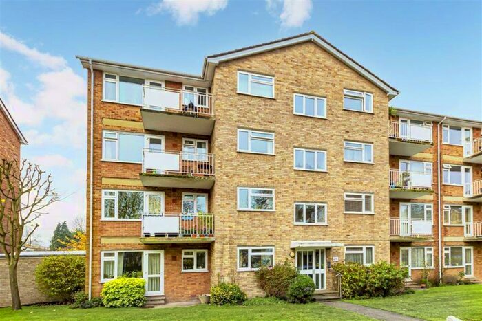 1 Bedroom Flat To Rent In Elton Close, Hampton Wick, KT1