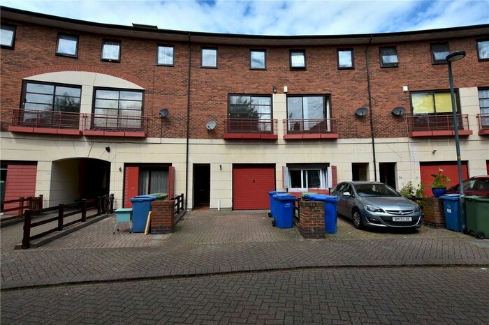 3 Bedroom Town House To Rent In Plover Way, London, SE16