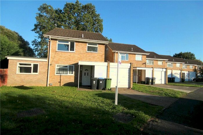 3 Bedroom Detached House To Rent In Oakfield, Woking, Surrey, GU21