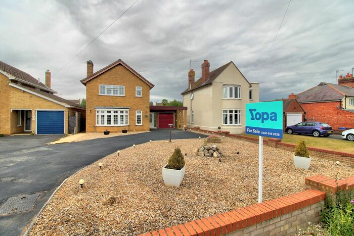 3 Bedroom Detached House For Sale In Brackley Road, Towcester, NN12