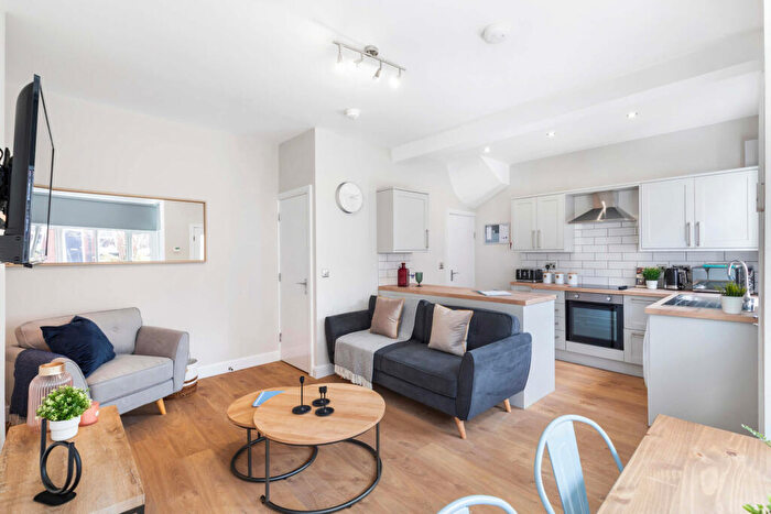 4 Bedroom House To Rent In Beechwood Mount, Leeds, LS4