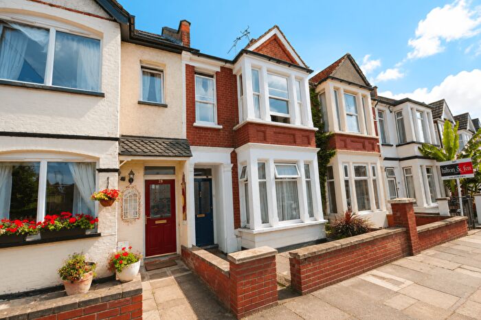 2 Bedroom Maisonette For Sale In Gordon Road, Harrow, Middlesex, HA3