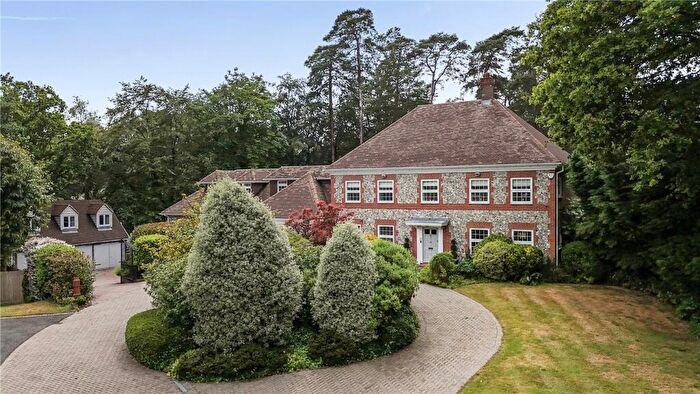 8 Bedroom Detached House For Sale In Kestrel Close, Ewshot, Farnham, GU10