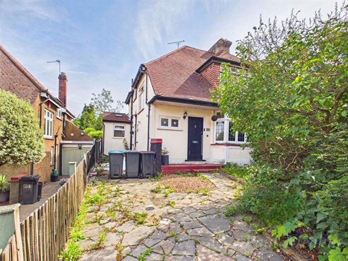 4 Bedroom Semi-Detached House For Sale In Old Farleigh Road, South Croydon, CR2