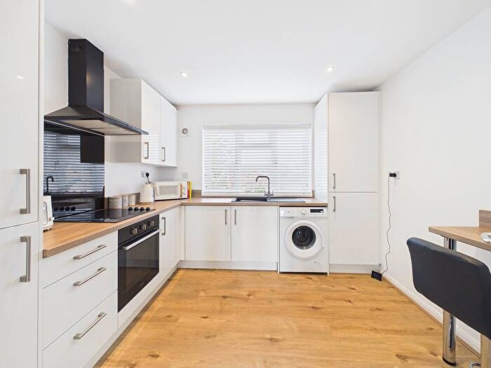 2 Bedroom Flat For Sale In Hawthorn Court, Hull, HU3