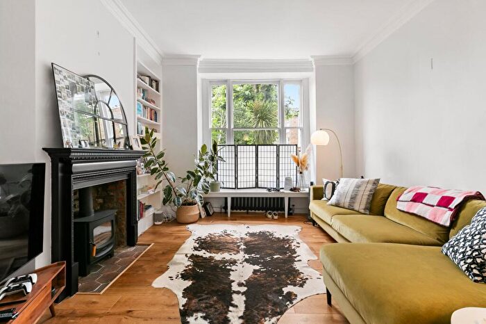 2 Bedroom Maisonette To Rent In Hartham Road, Islington, N7