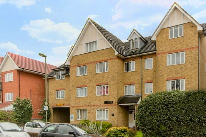 2 Bedroom Flat To Rent In Friern Park, North Finchley, London, N12