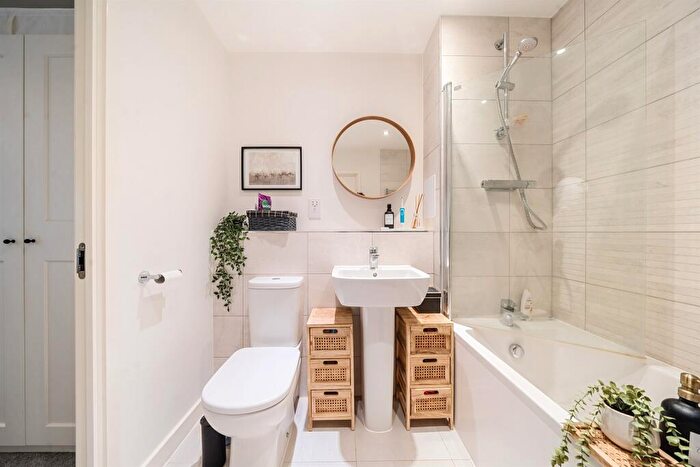 1 Bedroom Flat For Sale In Lakeside Drive, London, NW10