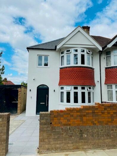 4 Bedroom Semi-Detached House To Rent In Buck Lane, London, NW9