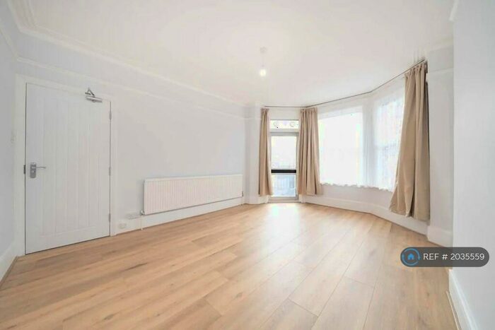 4 Bedroom Terraced House To Rent In Melbourne Avenue, London, N13