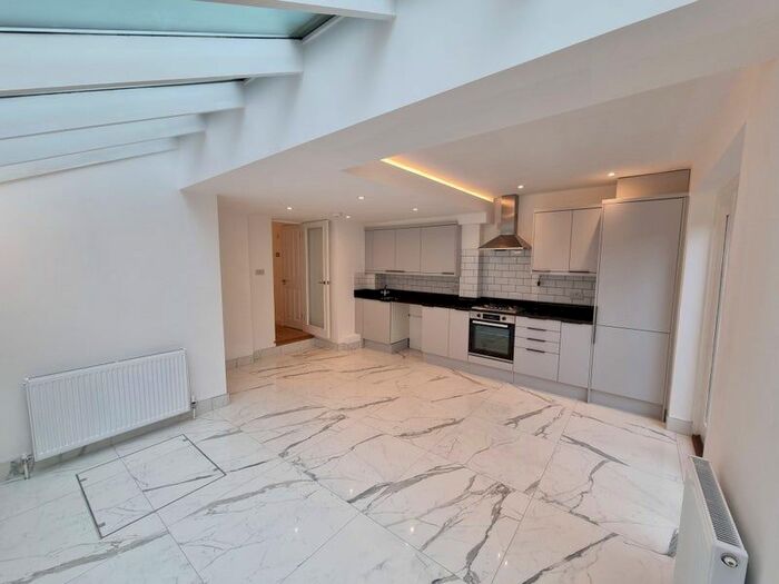 2 Bedroom Flat To Rent In Bracewell Road, Ladbroke Grove, London, W10