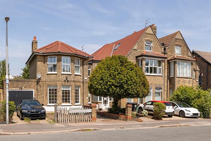 2 Bedroom Flat For Sale In Chelmsford Road, South Woodford, E18