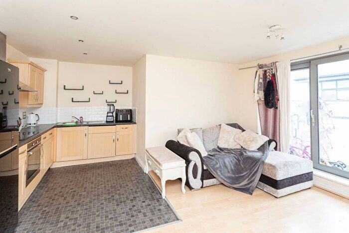 2 Bedroom Flat To Rent In Ashleigh Court, Watford, WD17