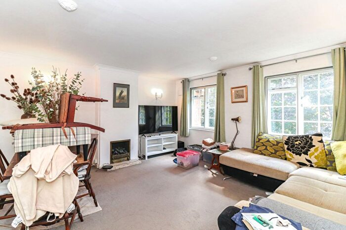 2 Bedroom Maisonette For Sale In Langley Road, Watford, WD17