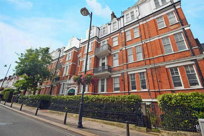 3 Bedroom Flat To Rent In Richmond Hill, Richmond, TW10