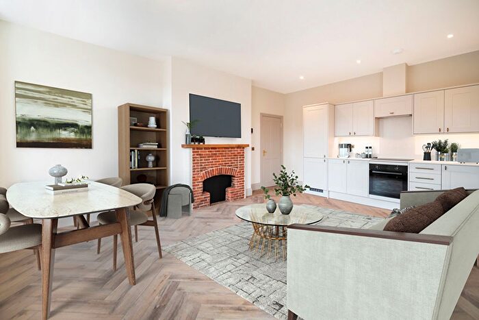 2 Bedroom Flat To Rent In South Street, Farnham, GU9