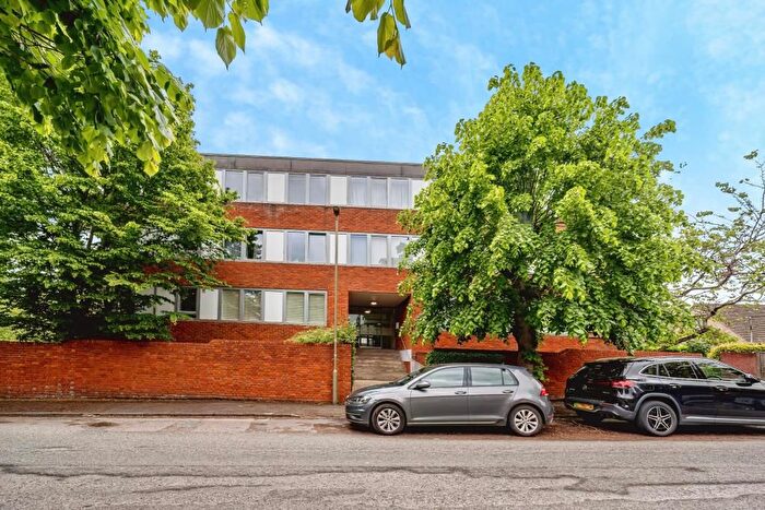 2 Bedroom Flat To Rent In St. Marks Road, Henley, RG9