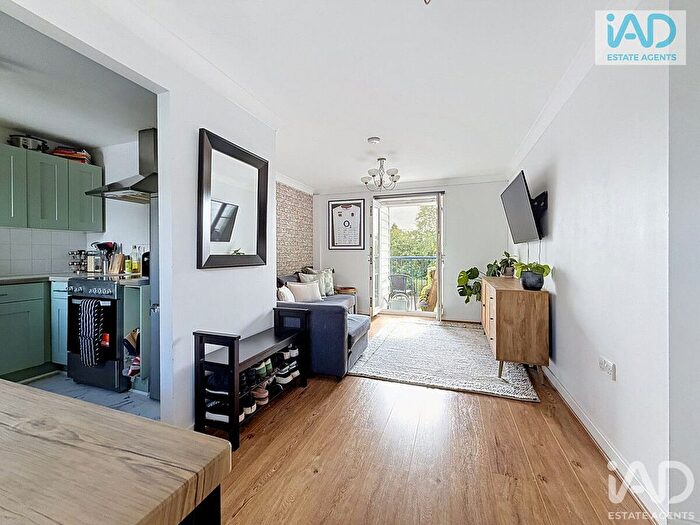 2 Bedroom Flat For Sale In Ardley Crescent, Bishop's Stortford, CM22