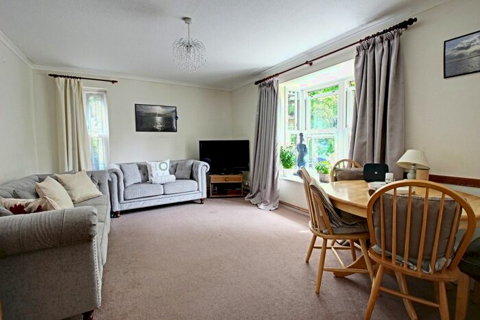 2 Bedroom Flat To Rent In Oakleigh Park North, Whetstone, London, N20