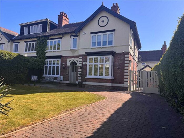 5 Bedroom Semi-Detached House For Sale In Welholme Avenue, Grimsby, DN32