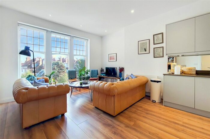 2 Bedroom Flat To Rent In Raglan House, - Queens Avenue, London, N10