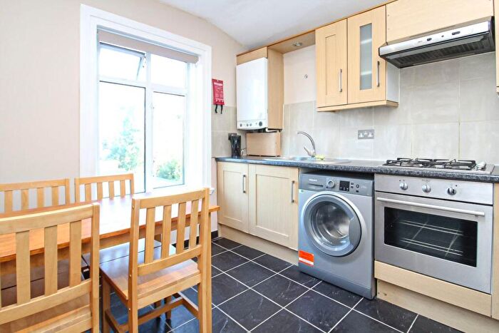 2 Bedroom Apartment To Rent In Hornsey Park Road, Hornsey, N8