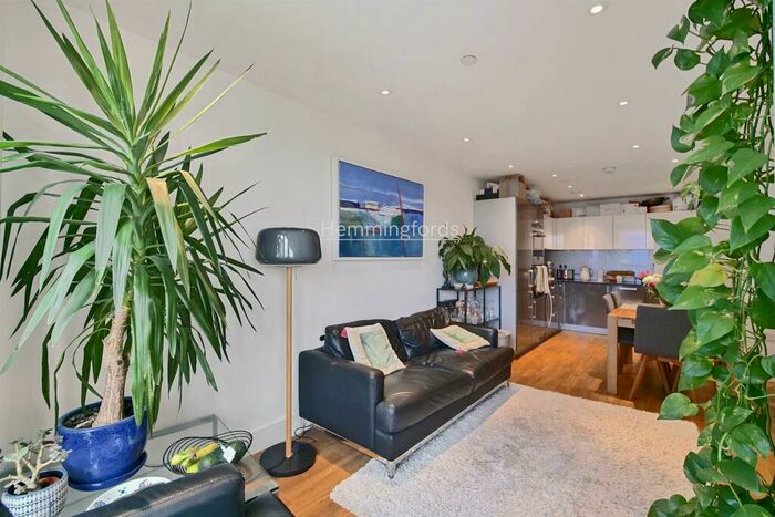 2 Bedroom Apartment To Rent In Gillespie Court, Queensland Terrace, N7