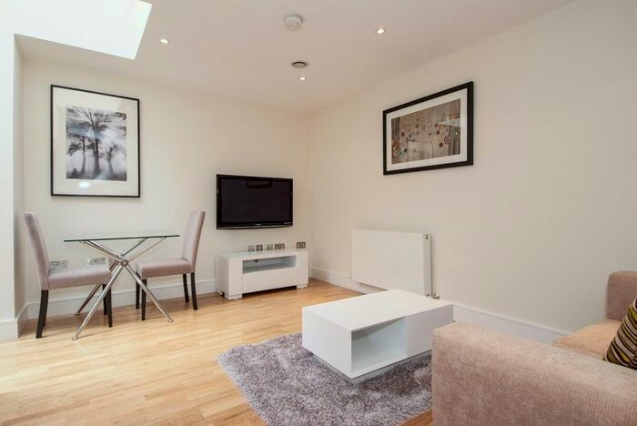 1 Bedroom Mews To Rent In Castlereagh Street, London, W1H