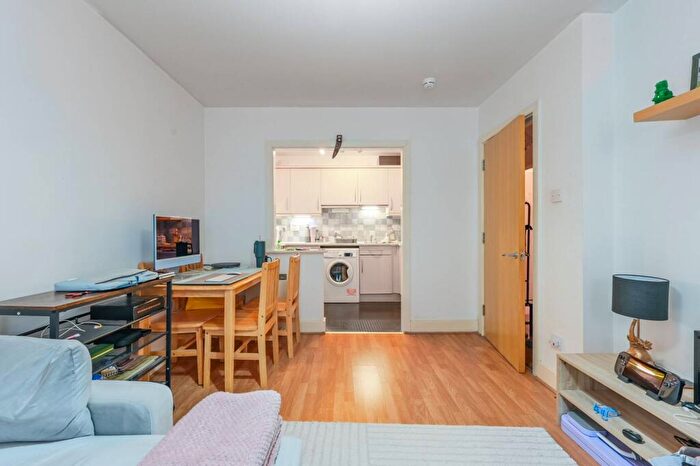 1 Bedroom Flat For Sale In Skyline Plaza Building, Commercial Road, Aldgate, London, E1
