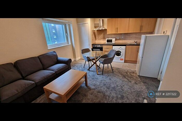 2 Bedroom Flat To Rent In Lovell Park Heights, Leeds, LS7