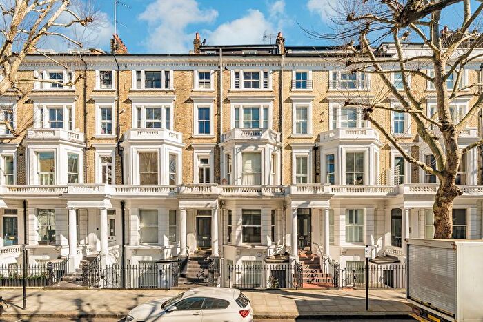 2 Bedroom Flat For Sale In Marloes Road, Kensington, W8