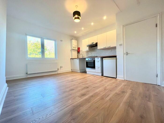 2 Bedroom Flat To Rent In St. Mary's Road, London, SE25