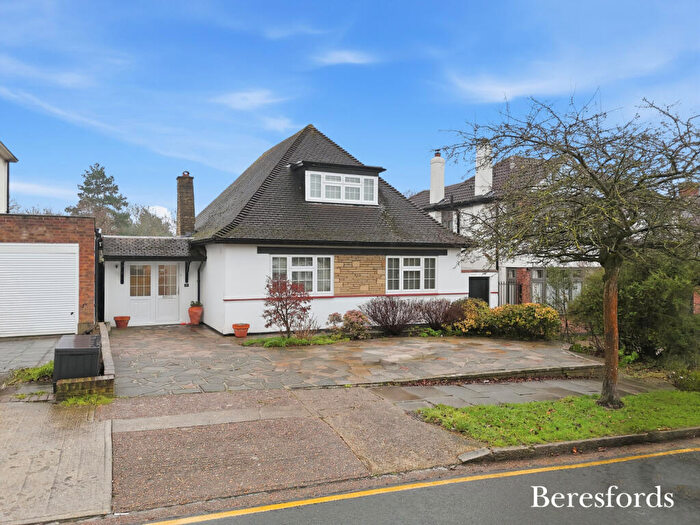 3 Bedroom Detached House For Sale In River Drive, Upminster, RM14